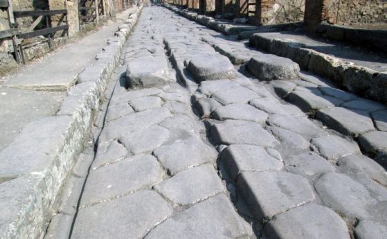 Помпей също се е борил с дупките по улиците