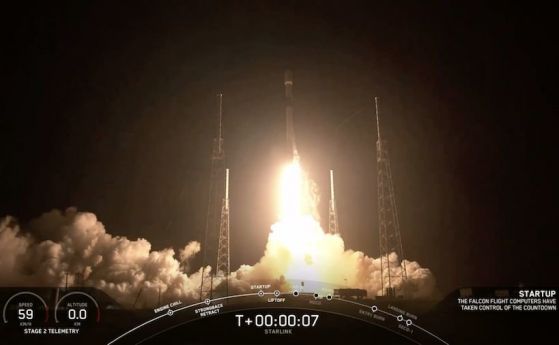 SpaceX стартира 60 сателита, за да започне своята глобална интернет мрежа (видео)