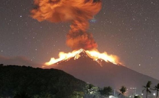 Избухна вулканът Агунг в Бали (видео)