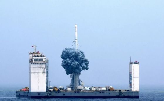 Китай за първи път в историята си стартира ракета от плаващ космодрум (видео)