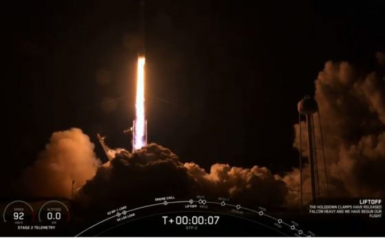  Falcon Heavy стартира. Страничните ускорители кацнаха успешно, централното ядро изгоря (видео)