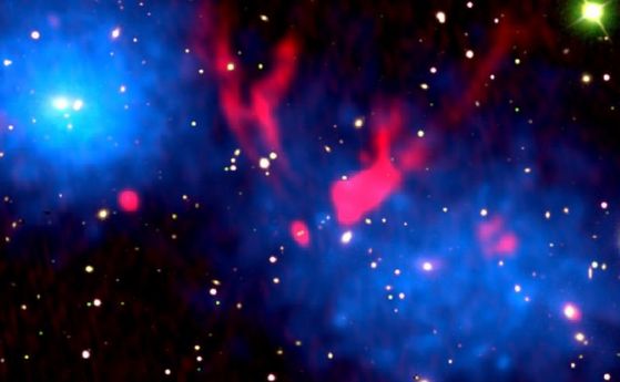 За първи път се наблюдава как се "целуват" два галактически клъстера