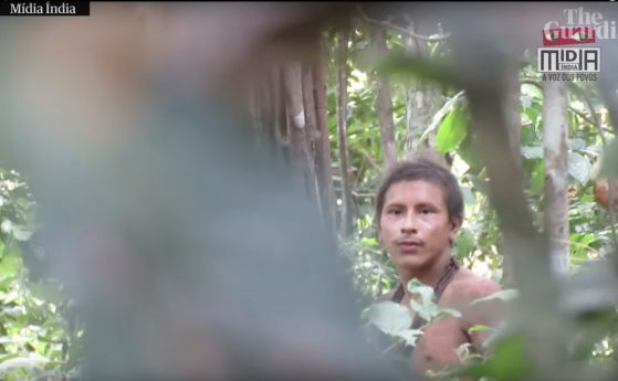 Заснеха човек от изолирано племе, застрашено от изчезване (видео)