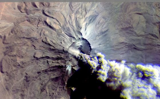 Руският сателит "Ресурс-П" показа как изригва вулкана Убинас (видео)