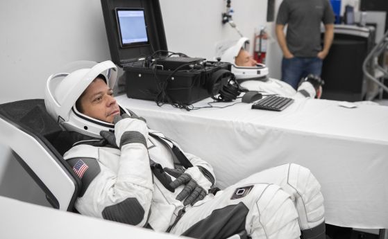Астронавтите на НАСА изпробваха новите костюми за полета на Crew Dragon