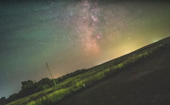 Красиво видео показва движението на Земята на фона на Млечния път