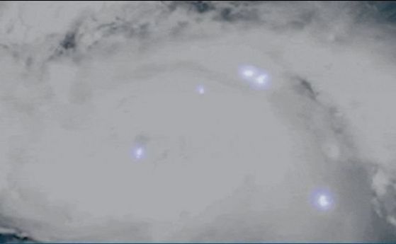 Ураганът Дориан: Необичайни светкавици в окото на бурята (видео)
