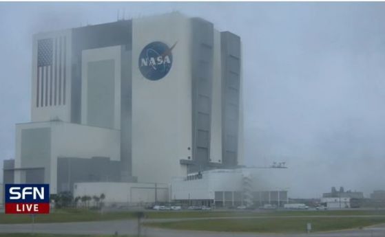 Видео: Ураганът Дориан преминава през космическия център Кейп Канаверал