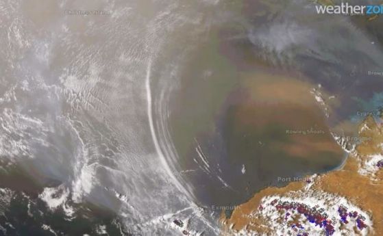 Сателит засне атмосферни гравитационни вълни, пулсиращи през облаците над океана (видео)