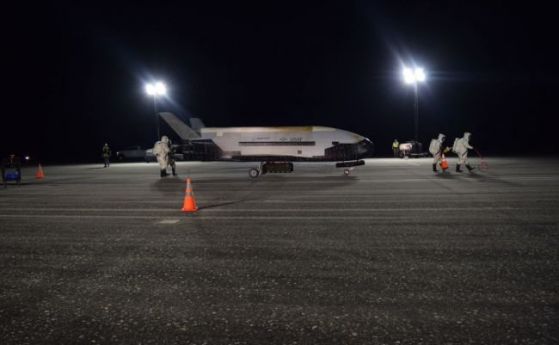 Космическият самолет X-37B на ВВС на САЩ се приземи след рекордна 780-дневна секретна мисия (видео)