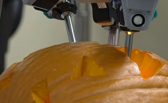 Хирургичен робот прави операция на тиквен фенер (видео)