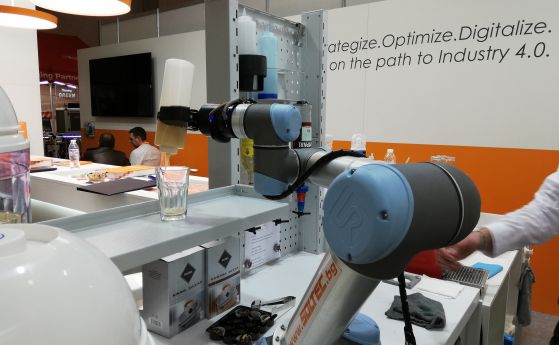 Близо 2,4 милиона индустриални роботи оперират в световен мащаб към края