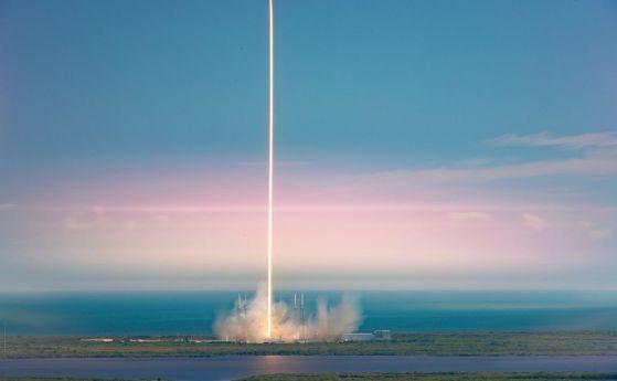 SpaceX успешно изстреля капсулата Dragon за трети път в полет до МКС (видео)