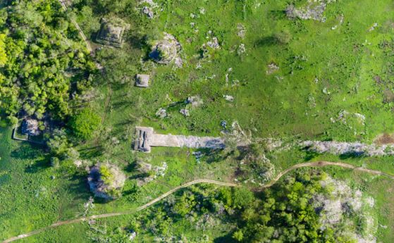 Археолози разкриват тайните на древен път, построен от могъща царица войн на маите