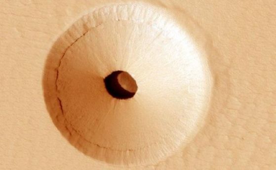 Каква е тази странна дупка на Марс?