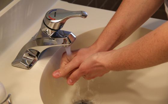 Как спазването на дистанция и хигиената на ръцете помагат да се опазим от респираторни вируси