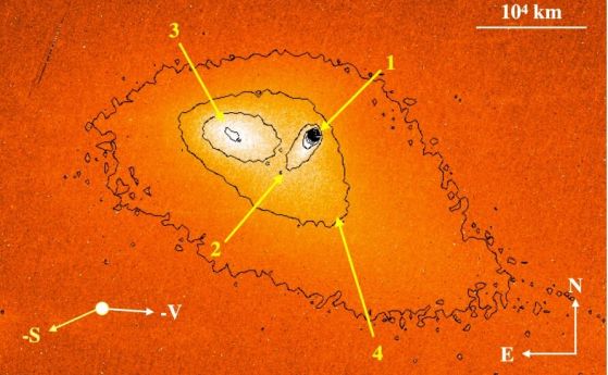 Странна комета пътува в космоса заедно с отделно огромно кълбо прах, което е създала