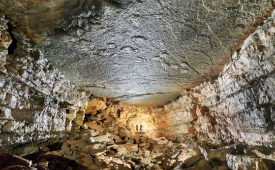 Откриха гигантски следи от динозавър на тавана на пещера във Франция