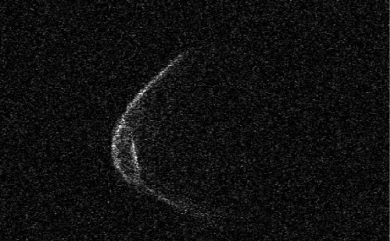 Гигантски астероид идва към Земята. И върху него има "маска"! (видео)