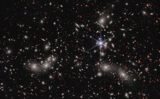 "Джеймс Уеб" разкрива 50 000 обекта в галактическия мегакуп Пандора (видео)