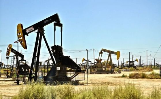 Петролните компании връщат обезценения нефт обратно в земята