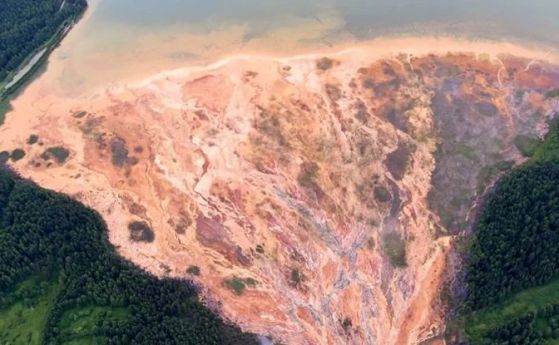 Киселинни потоци от изоставена мина в Русия унищожават природата (снимки, видео)