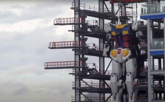 18-метров робот направи първите си стъпки (видео)