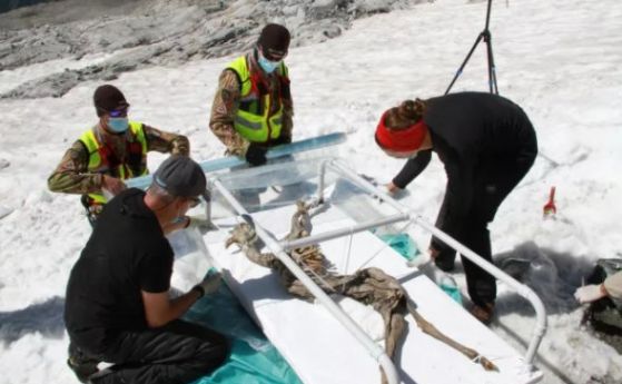 Ски алпийски шампион случайно открива ледена мумия на дива коза в Алпите