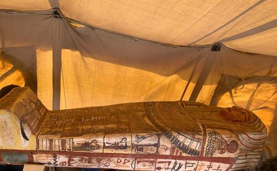 Още 14 идеално запазени дървени саркофага са открити в некропол в Египет (видео)