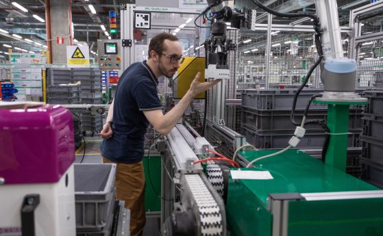 Коботи на Universal Robots позволяват на служителите в Schneider Electric България да се съсредоточат върху творческите задачи като автоматизират повтарящите се процеси