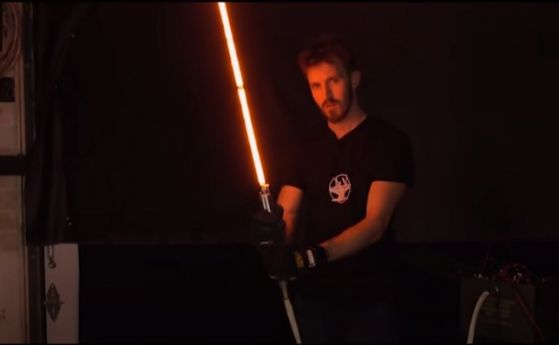 Инженерите отвръщат на удара - създадоха лазерен меч, който може да реже метал (видео)