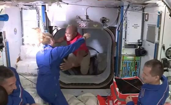 Екипажът на американския космически кораб Crew Dragon пристигна на борда на МКС (видео)