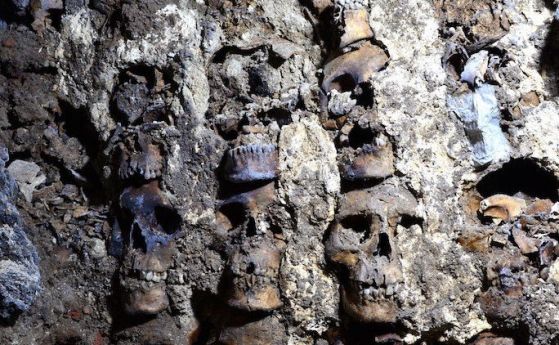 Археолози откриват нови части от кула от черепи на ацтеките в Мексико Сити