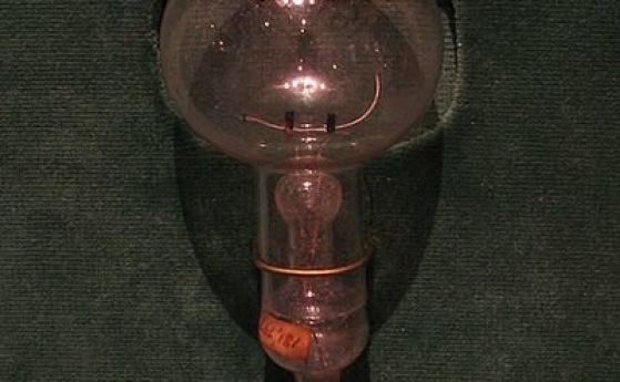 На 20 декември Едисън прави частна демонстрация на крушката с нажежаема жичка