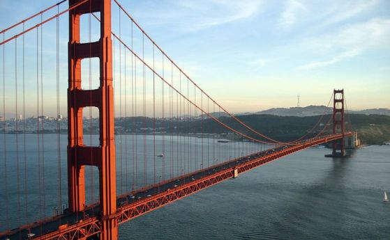 През 1933 г. започва строителството на моста Голдън Гейт в залива на Сан Франциско