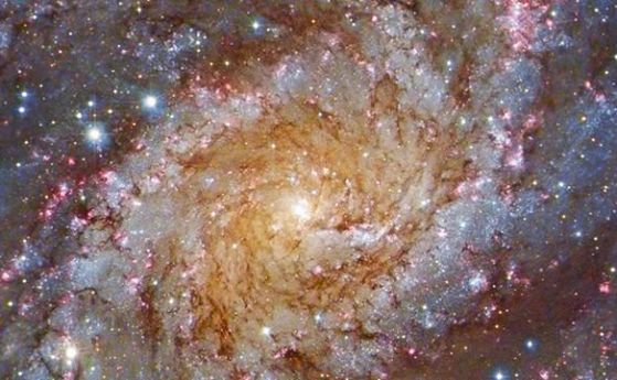"Хъбъл" засне удивителната галактика "Фойерверк"