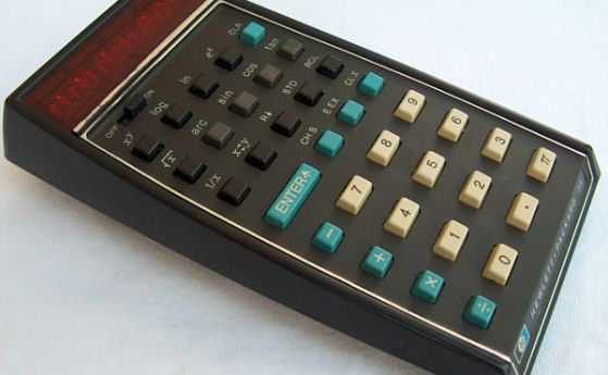 Първият научен ръчен калкулатор е представен на тази дата през 1972 г.
