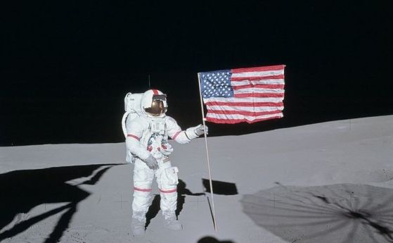 Аполо 14, Алън Шепърд на лунната повърхност.