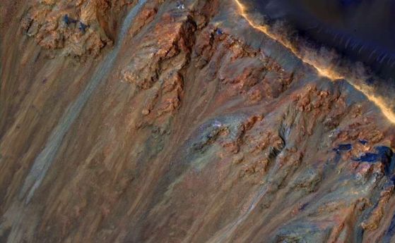 Свлачищата на Марс може да са причинени от подповърхностни соли и топене на лед (видео)