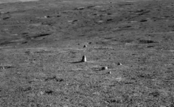 Китай открива необичаен „километричен камък“ на обратната страна на Луната