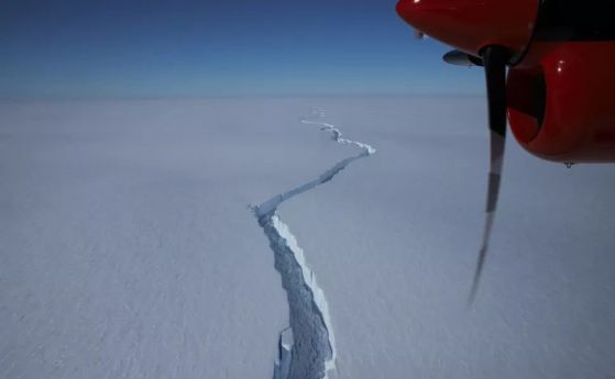 Гигантска пукнатина освободи огромен айсберг в Антарктида
