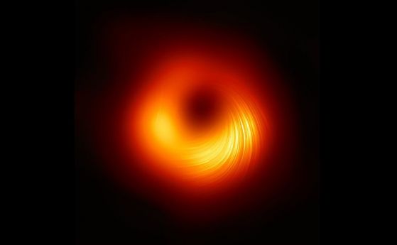 Ново изображение на черната дупка в M87, показващо магнитните полета на ръба й (видео)