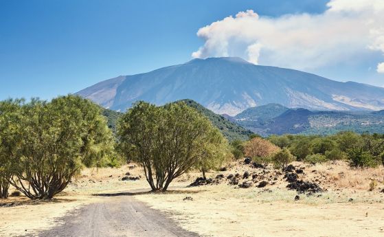 Вулканът Етна достигна рекордна височина и не спира да нараства