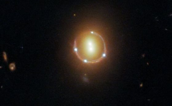 Хъбъл вижда квазар "размножен" 5 пъти от гравитационна леща