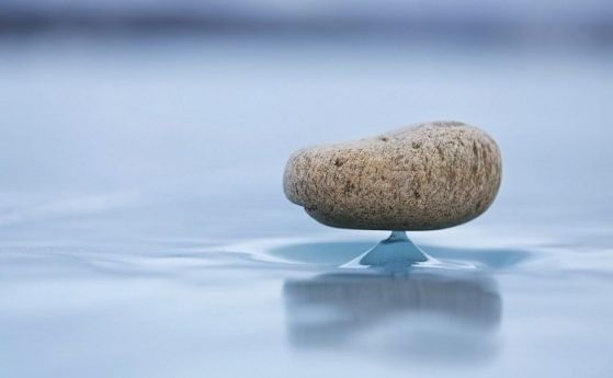 Зловещото съвършенство на „дзен камъни“ - баланс върху ледени пиедестали