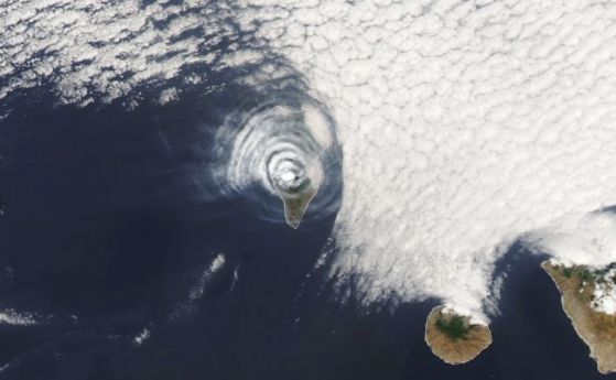 Поразителни облаци с формата на волско око се образуват над изригващия вулкан Ла Палма (видео)