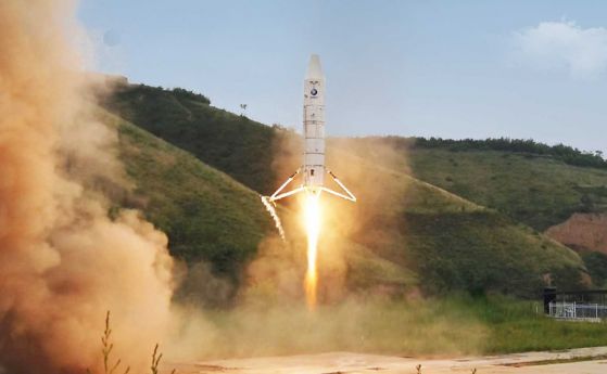 Китайци изстреляха и приземиха прототип на ракета за многократна употреба (видео)