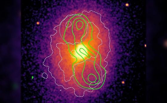 Разкрити са тайните на загадъчните радиомехури около свръхмасивна черна дупка