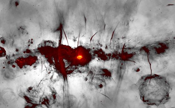1000 мистериозни магнитни нишки са около ядрото на Млечния път