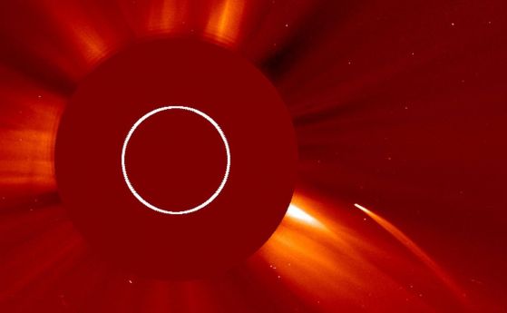 Слънцето бавно разкъсва комета